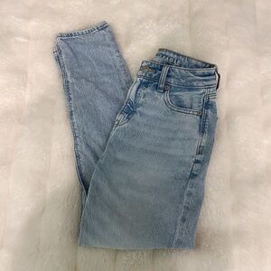 American Eagle Straight Leg Lighwash Short Jeans